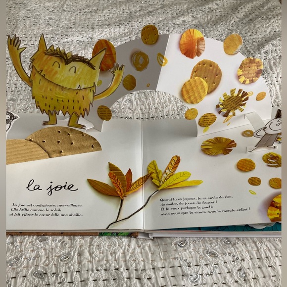 French hardcover pop-up book - Picture 3 of 4